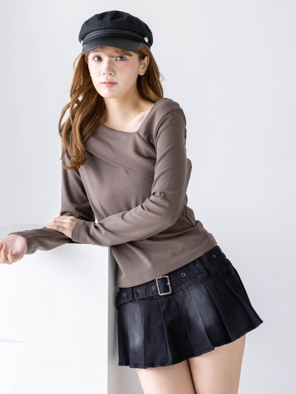 ブラック系のスカート、ブラック系のブーツ、ブラウン系のTシャツ/カットソーを着用したレディースの秋コーディネートの4枚目の写真