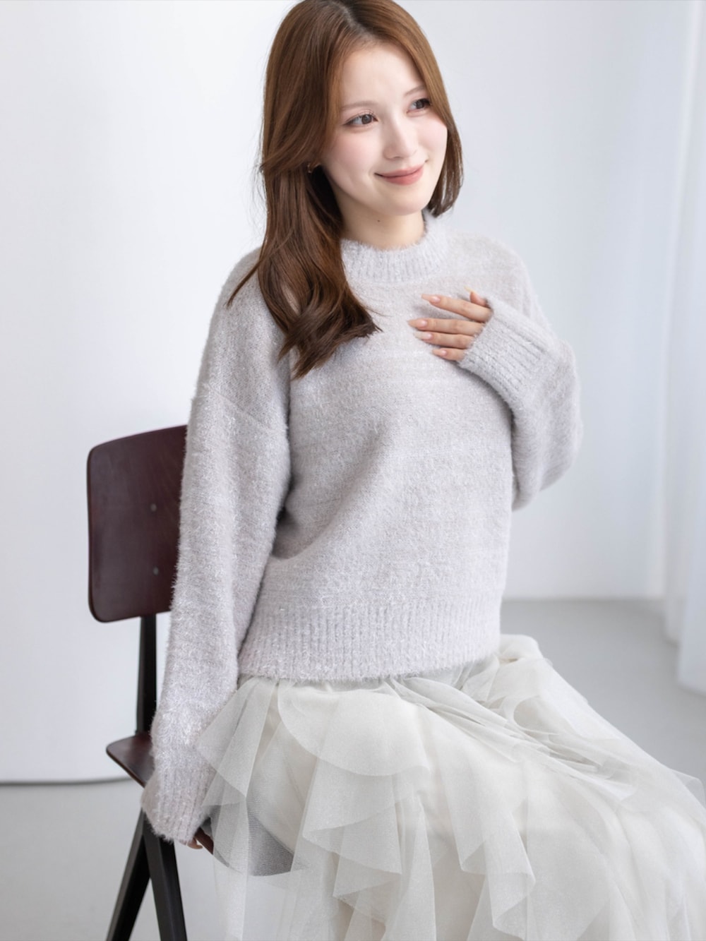 ホワイト系のブーツ、グレー系のスカート、ベージュ系のニット/セーターを着用したレディースの秋コーディネートの5枚目の写真