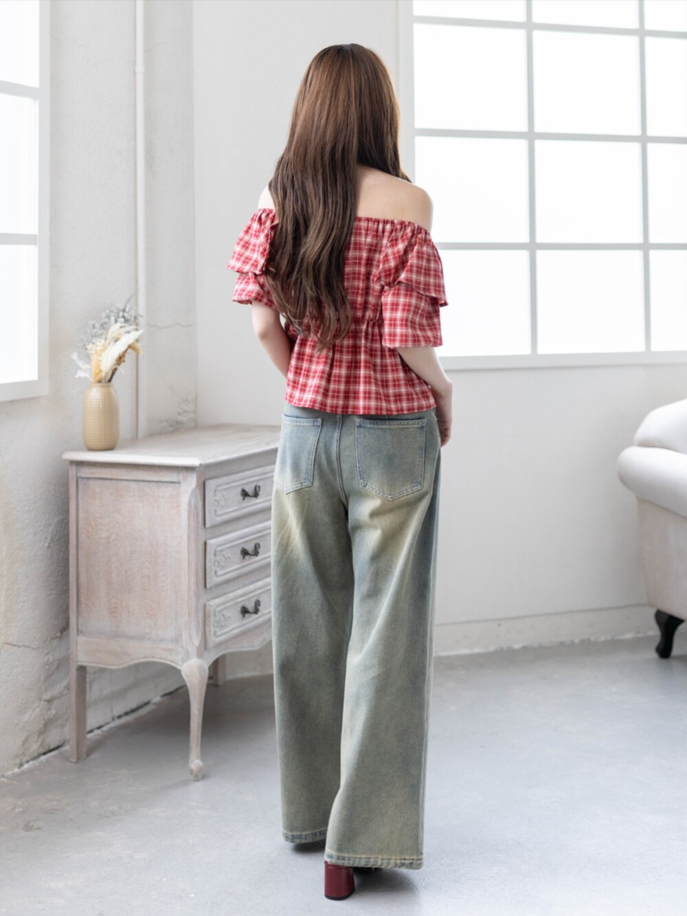 レッド系のパンプス、レッド系のシャツ/ブラウス、ブルー系のデニムパンツを着用したレディースの春コーディネートの3枚目の写真