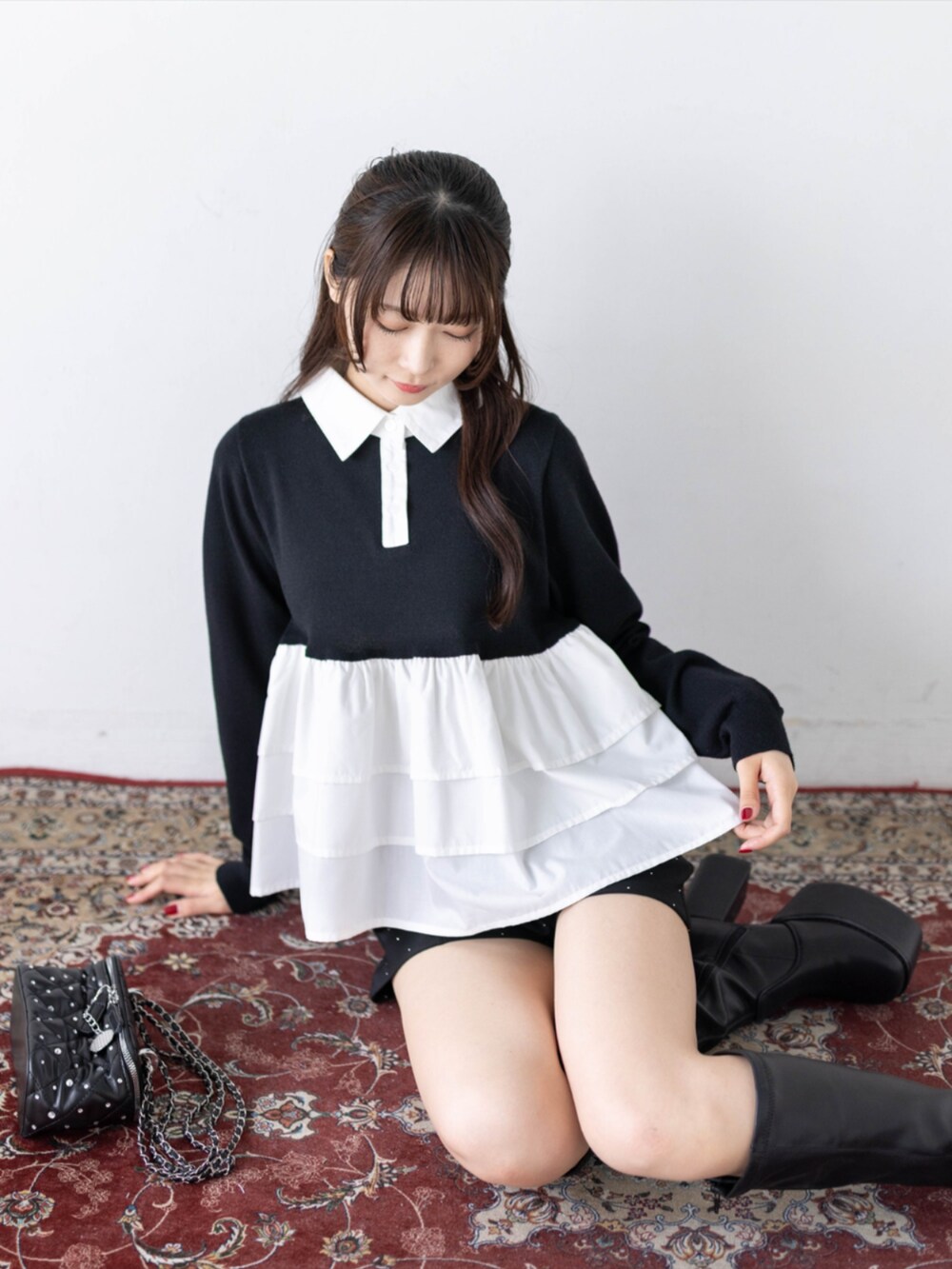 ブラック系のその他パンツ、ブラック系のブーツ、ブラック系のニット/セーターを着用したレディースの秋コーディネートの8枚目の写真