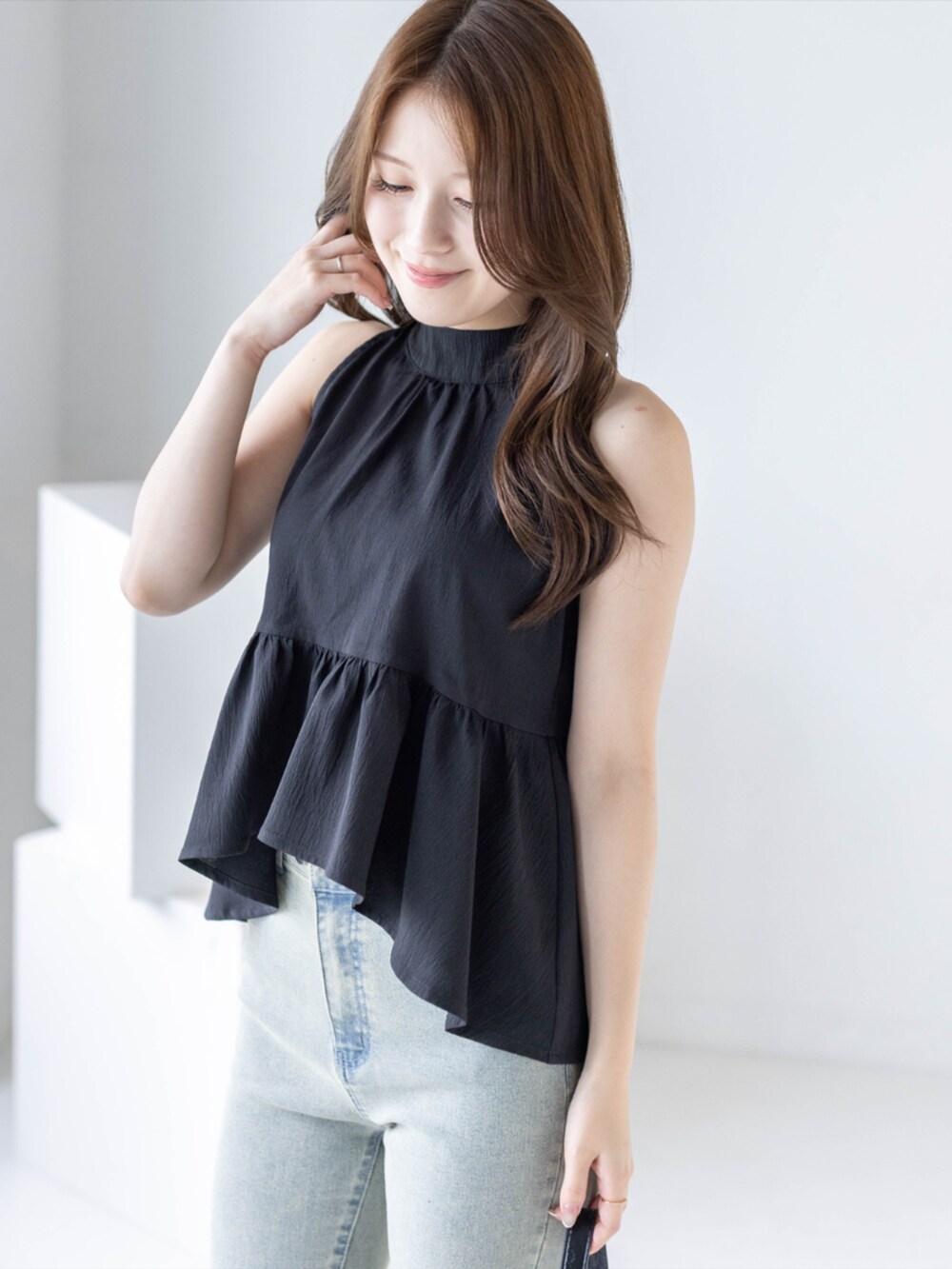 ブラック系のパンプス、ブルー系のデニムパンツ、ブラック系のシャツ/ブラウスを着用したレディースの夏コーディネートの3枚目の写真