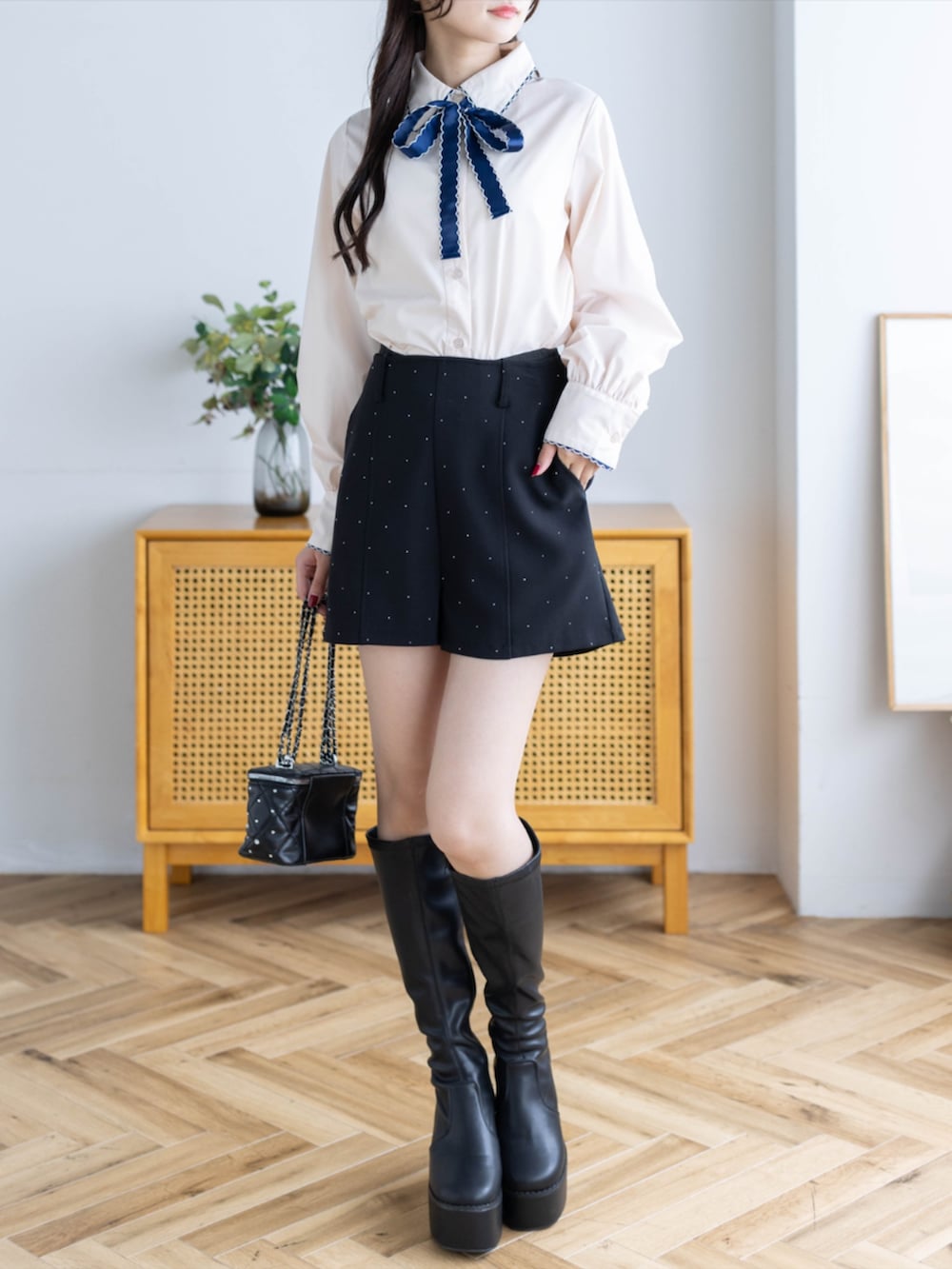 ブラック系のその他パンツ、ブラック系のブーツ、ベージュ系のシャツ/ブラウスを着用したレディースの秋コーディネートの2枚目の写真