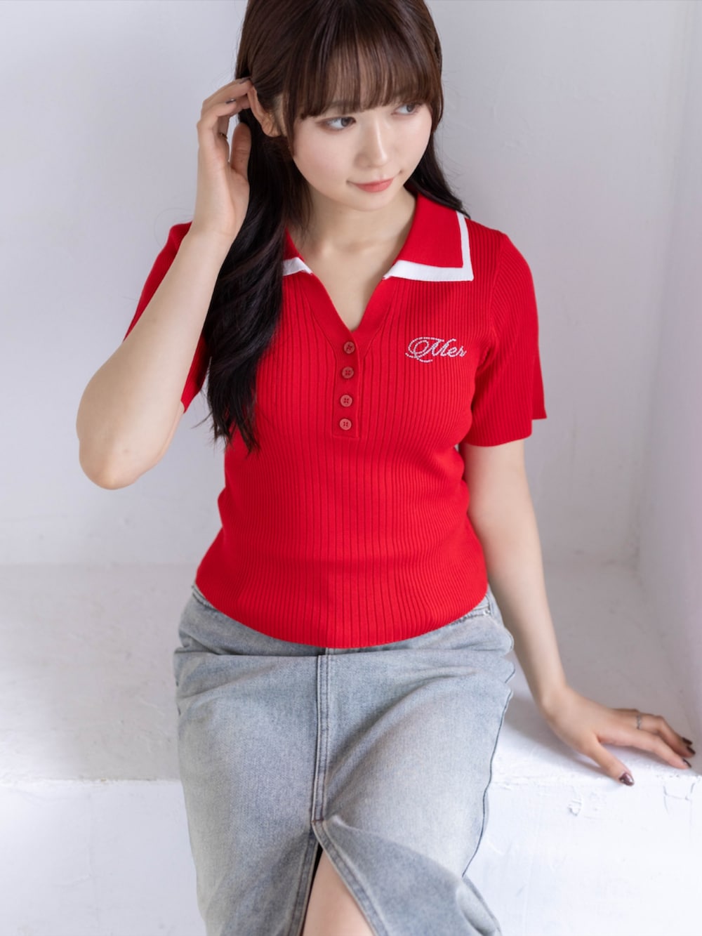 ホワイト系のスニーカー、レッド系のニット/セーター、ブルー系のスカートを着用したレディースの春コーディネートの5枚目の写真