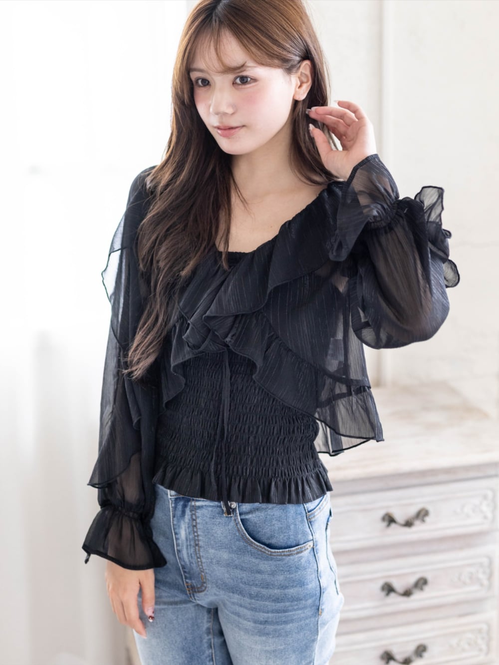 ブルー系のデニムパンツ、ブラック系のパンプス、ブラック系のシャツ/ブラウスを着用したレディースの春コーディネートの5枚目の写真