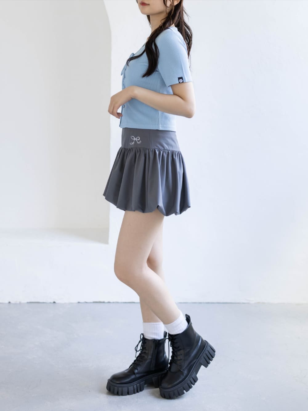 ブラック系のブーツ、グレー系のスカート、ブルー系のTシャツ/カットソーを着用したレディースの夏コーディネートの5枚目の写真