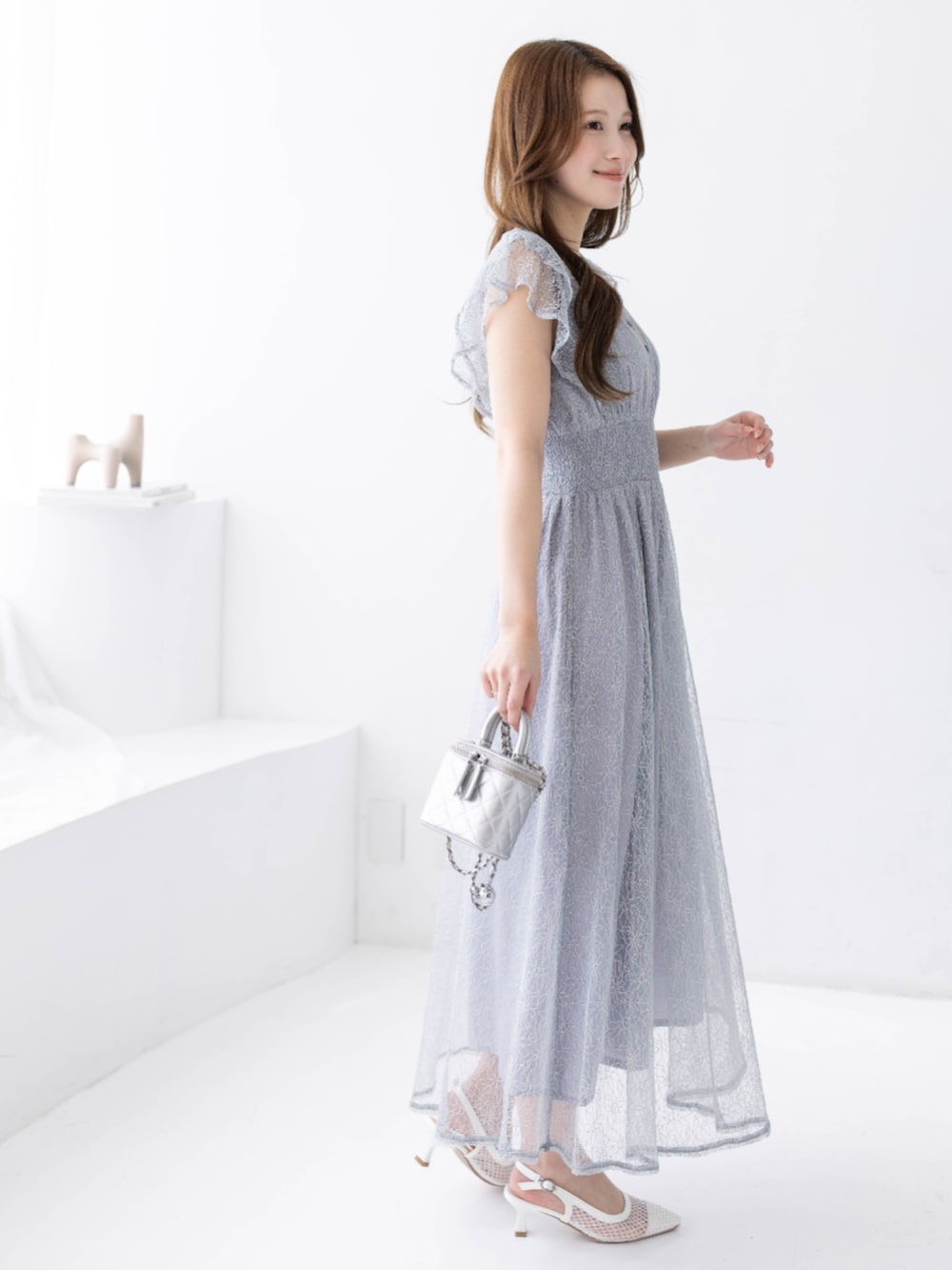 グレー系のワンピースを着用したレディースの冬コーディネートの4枚目の写真