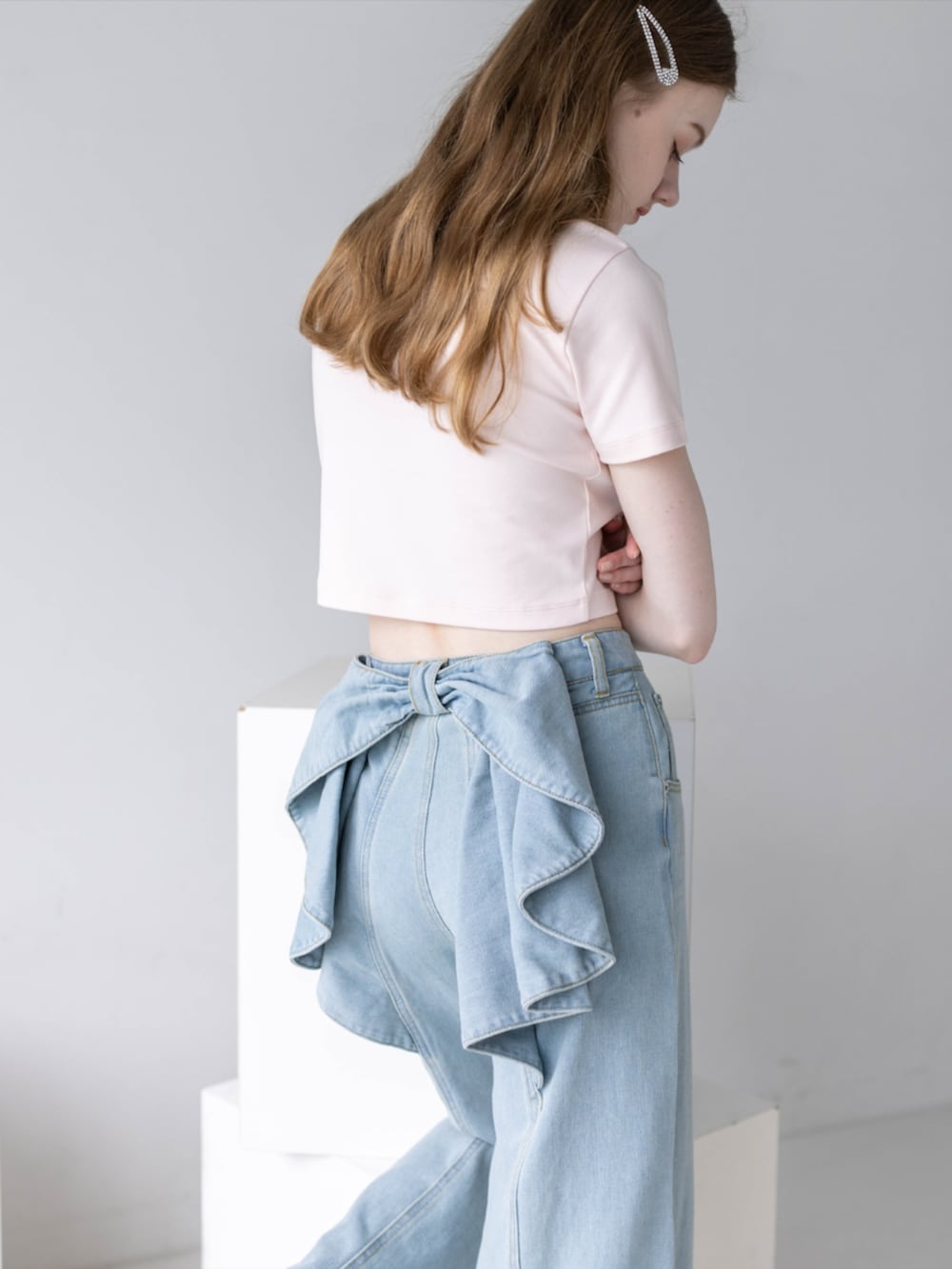 ピンク系のTシャツ/カットソー、ブルー系のデニムパンツを着用したレディースの夏コーディネートの10枚目の写真
