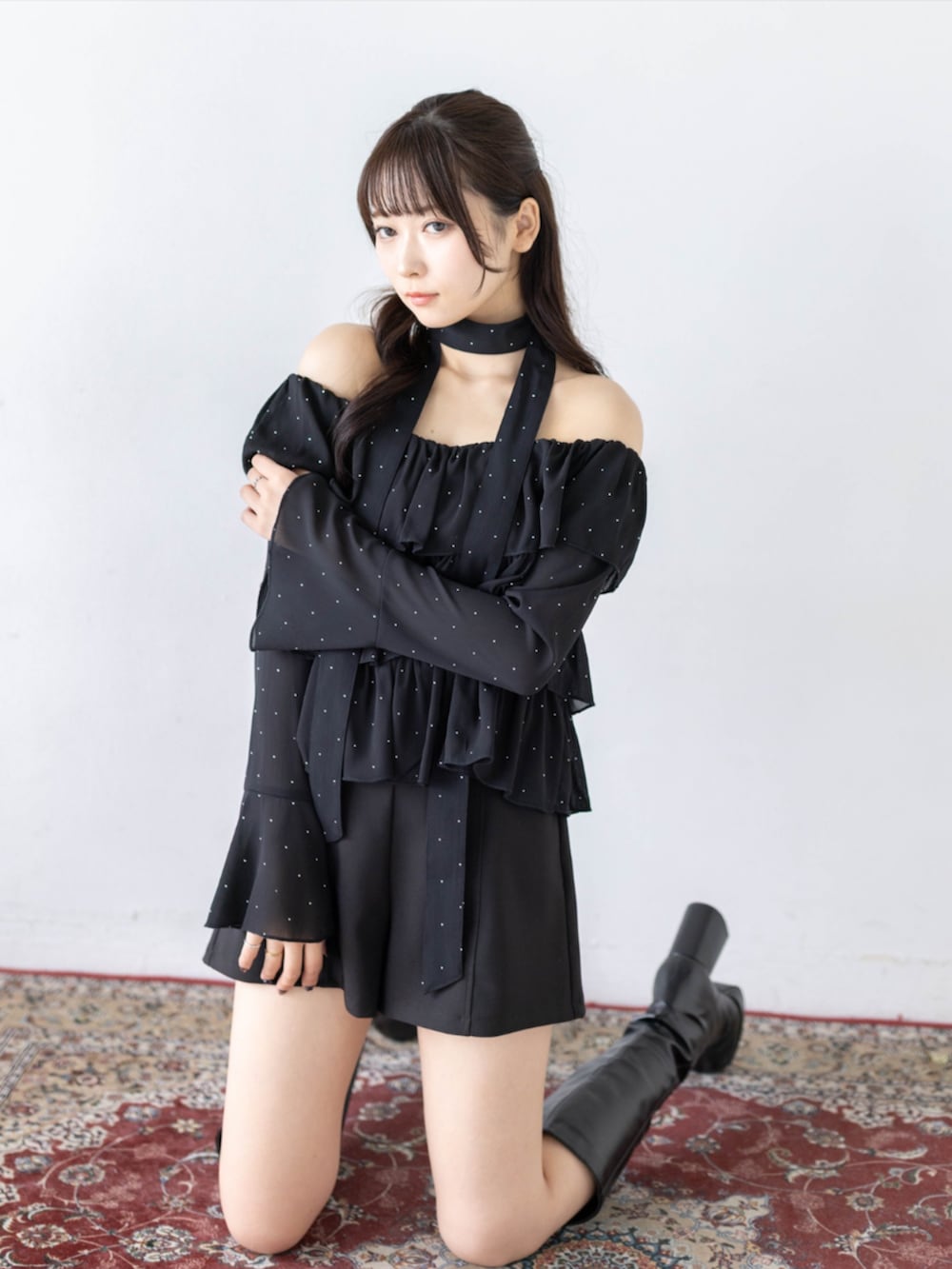 ブラック系のその他パンツ、ブラック系のシャツ/ブラウスを着用したレディースの夏コーディネートの7枚目の写真