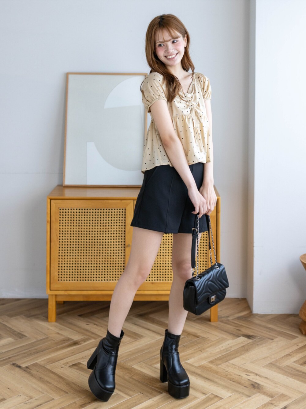ブラック系のその他パンツ、ベージュ系のシャツ/ブラウスを着用したレディースの夏コーディネートの4枚目の写真