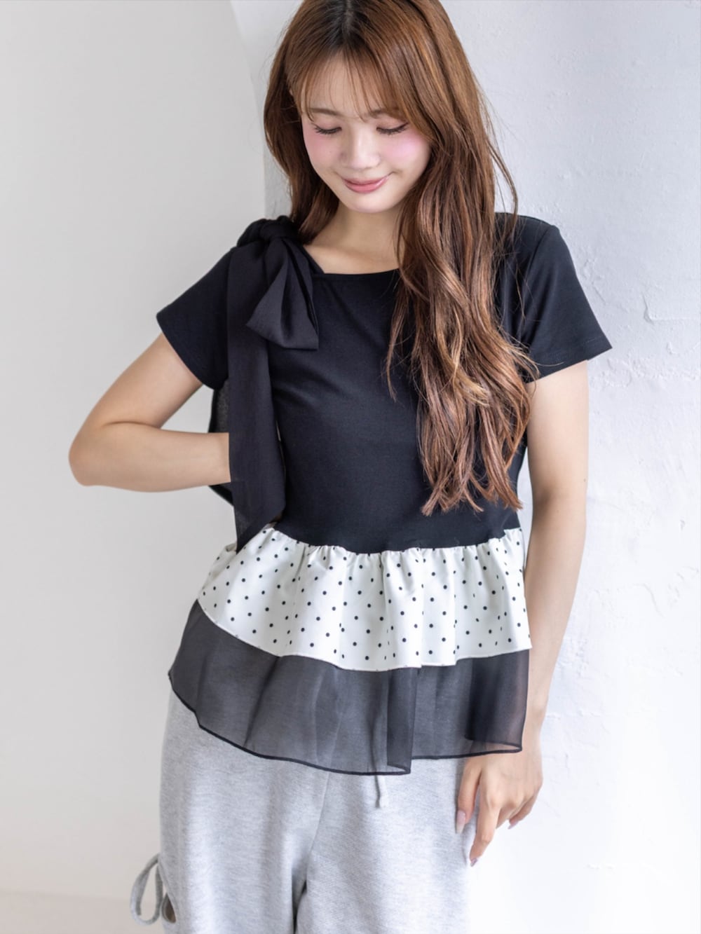 ブラック系のパンプス、グレー系のスウェットパンツ、ブラック系のTシャツ/カットソーを着用したレディースの夏コーディネートの4枚目の写真