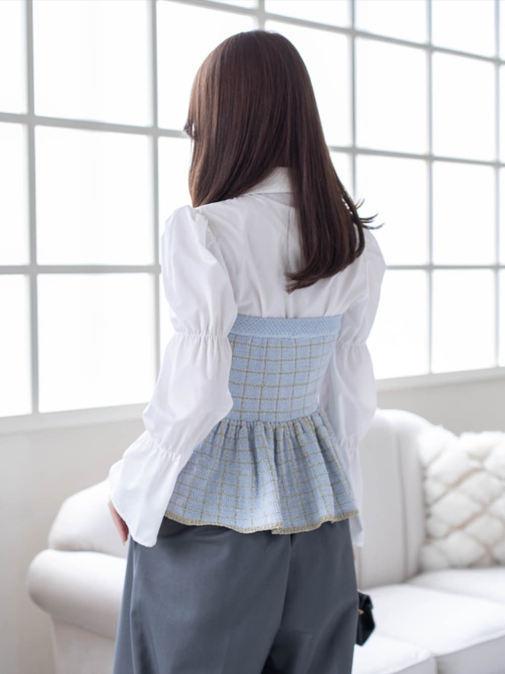 ホワイト系のシャツ/ブラウス、ブラック系のパンプス、グレー系のその他パンツを着用したレディースの秋コーディネートの5枚目の写真