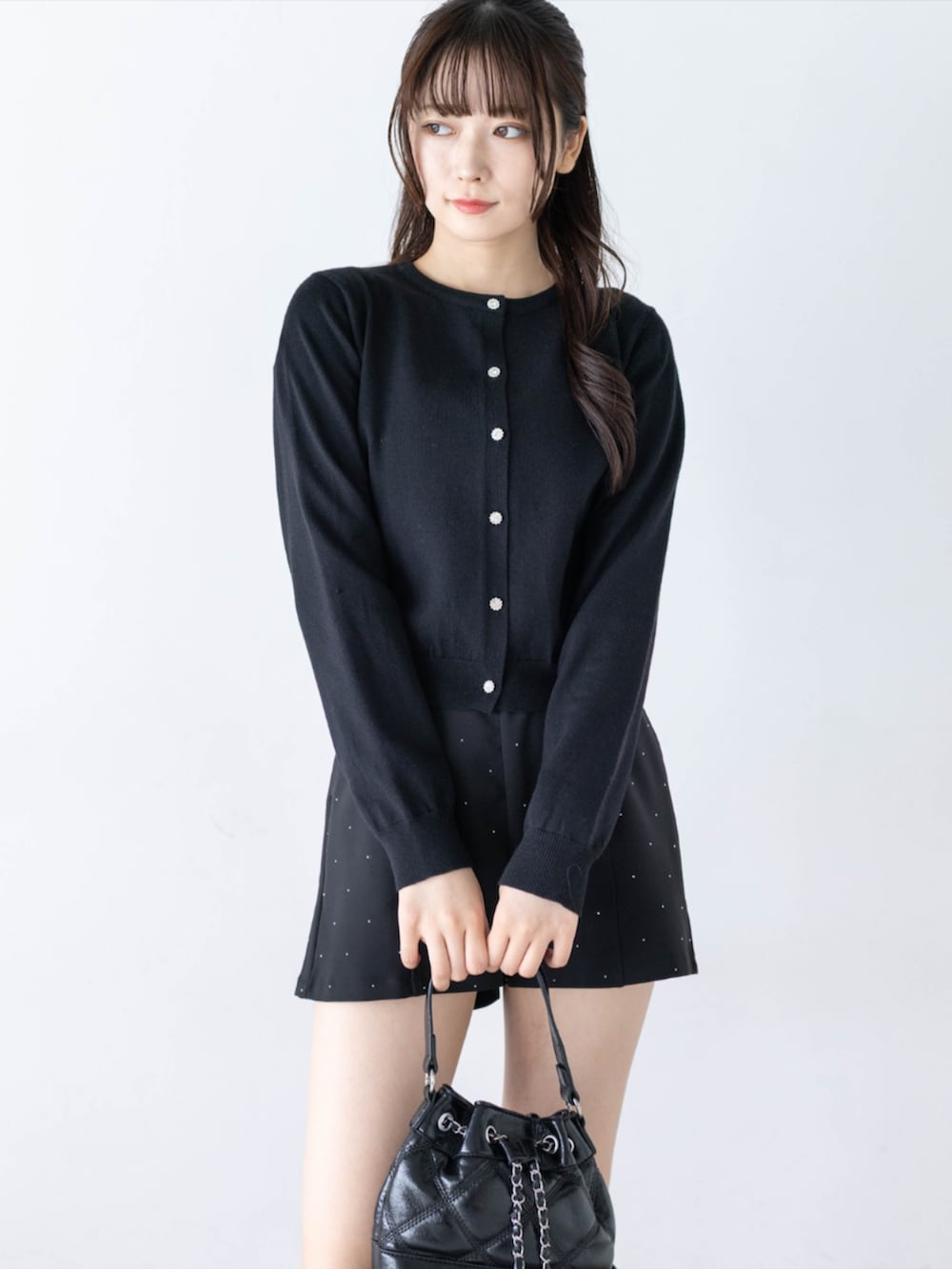 ブラック系のその他パンツ、ブラック系のブーツ、ブラック系のニット/セーターを着用したレディースの秋コーディネートの5枚目の写真