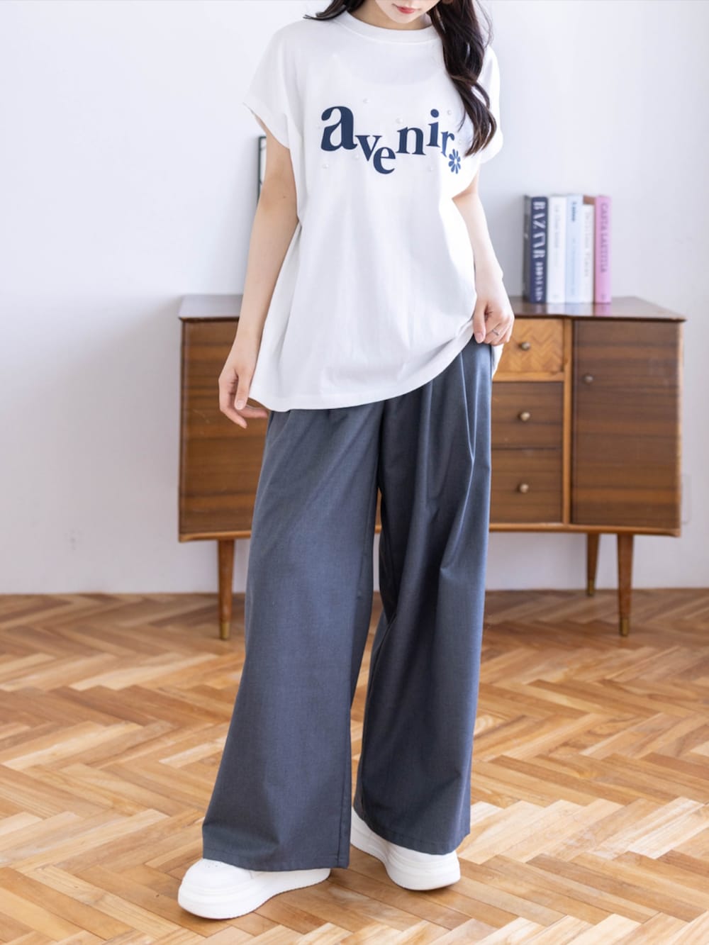 グレー系のスラックス、ホワイト系のTシャツ/カットソーを着用したレディースの春コーディネートの3枚目の写真