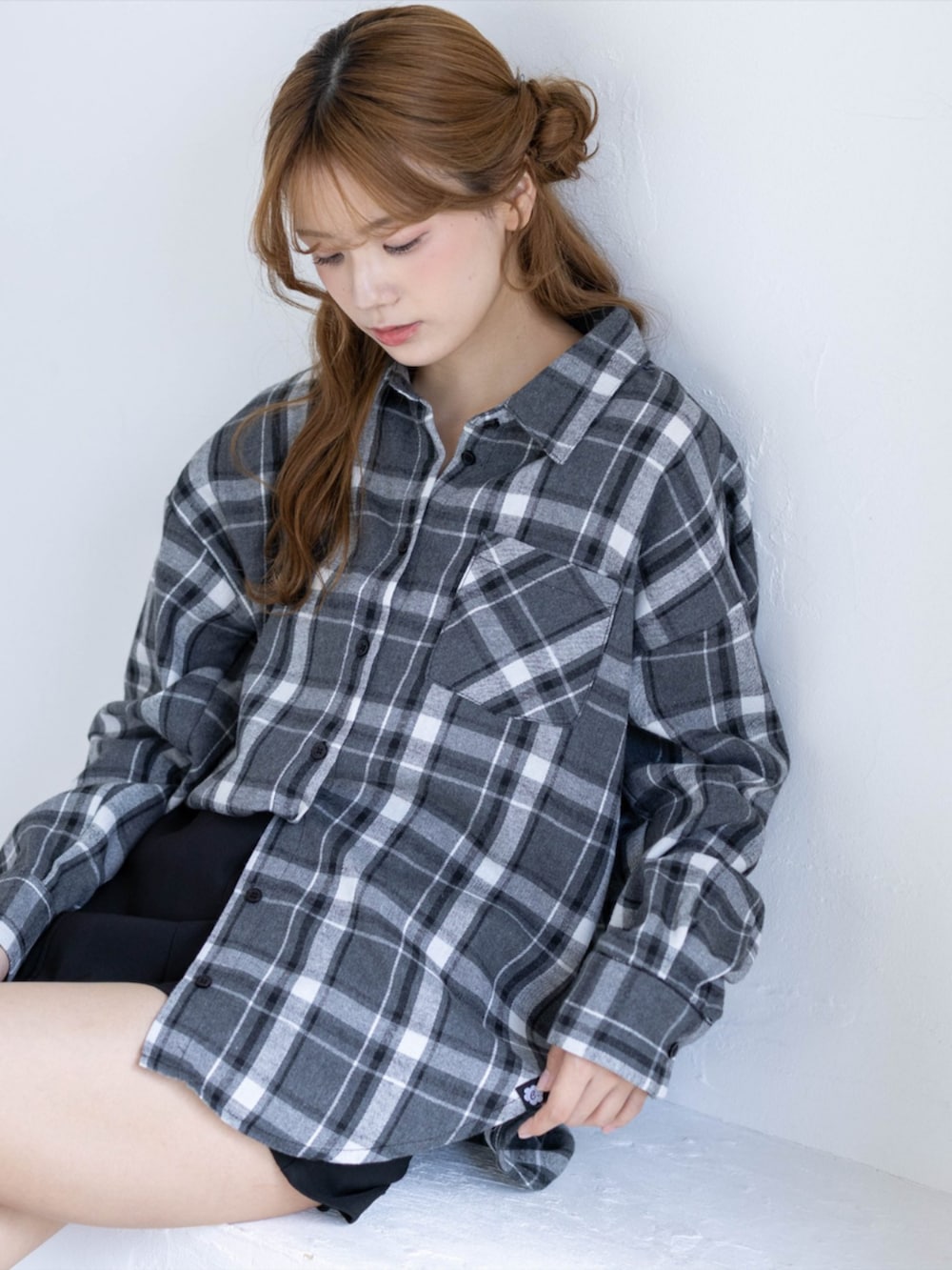ブラック系のその他パンツ、ブラック系のブーツ、ブラック系のシャツ/ブラウスを着用したレディースの秋コーディネートの3枚目の写真