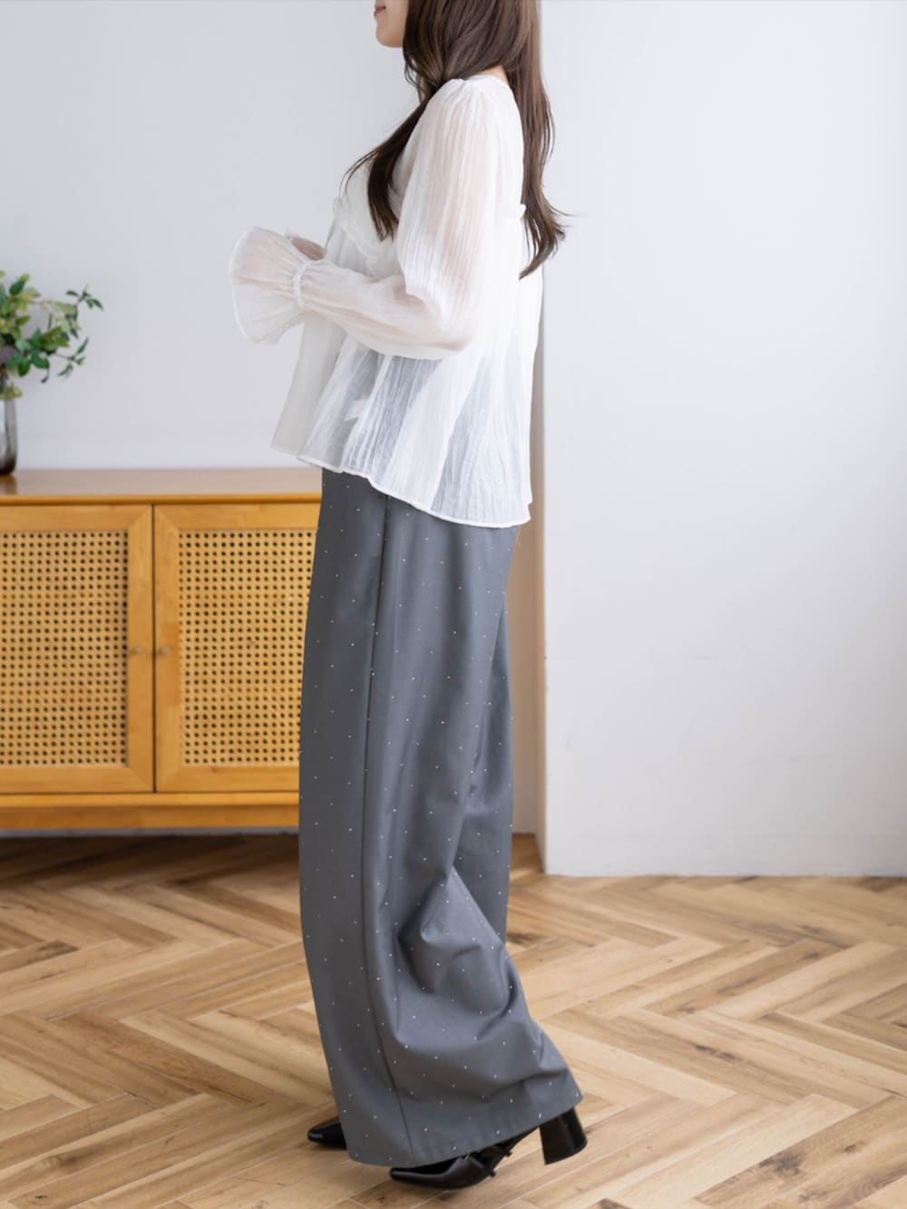 ブラック系のパンプス、グレー系のその他パンツ、ホワイト系のシャツ/ブラウスを着用したレディースの夏コーディネートの5枚目の写真