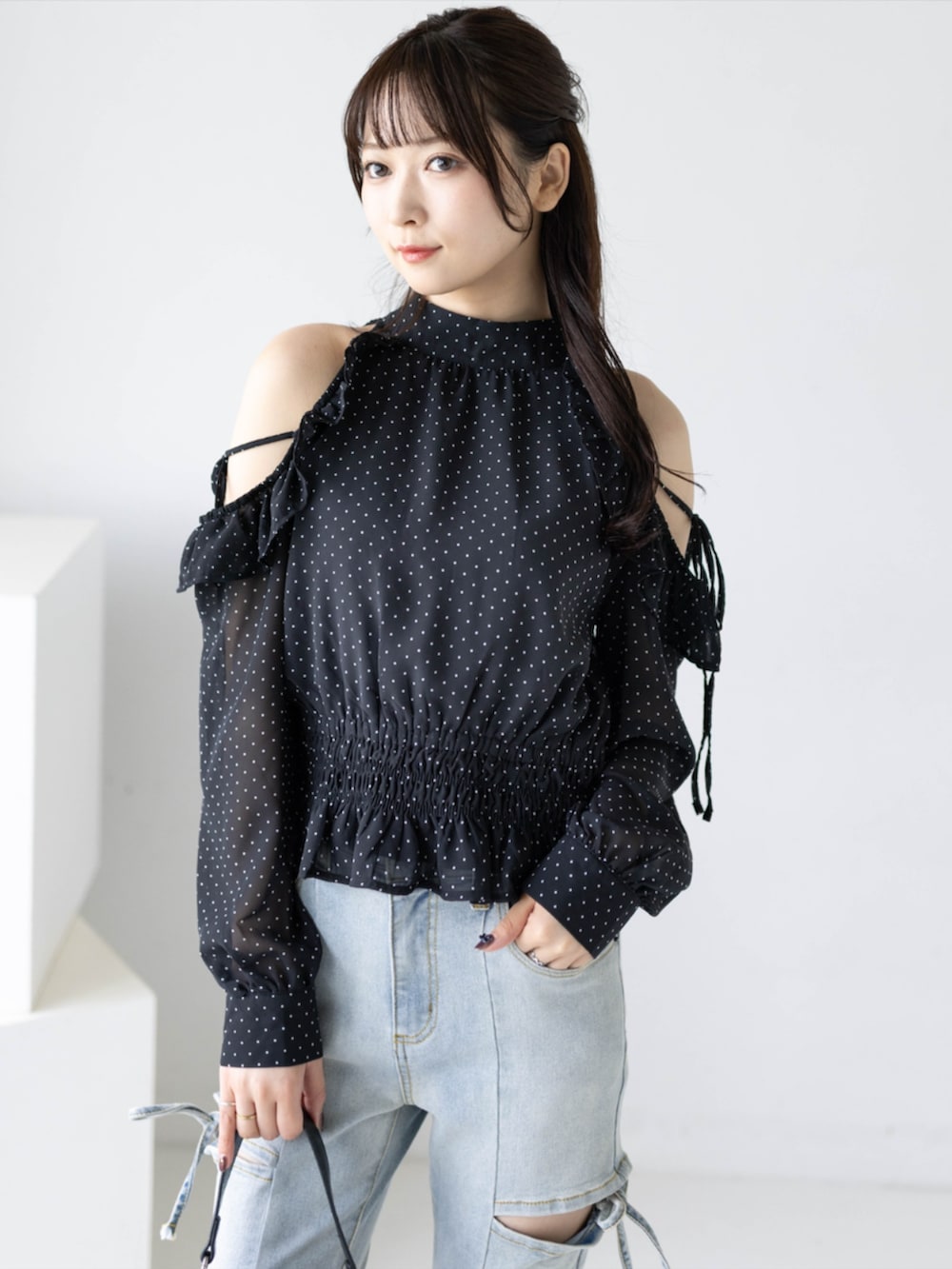 ブラック系のパンプス、ブルー系のデニムパンツ、ブラック系のシャツ/ブラウスを着用したレディースの夏コーディネートの3枚目の写真