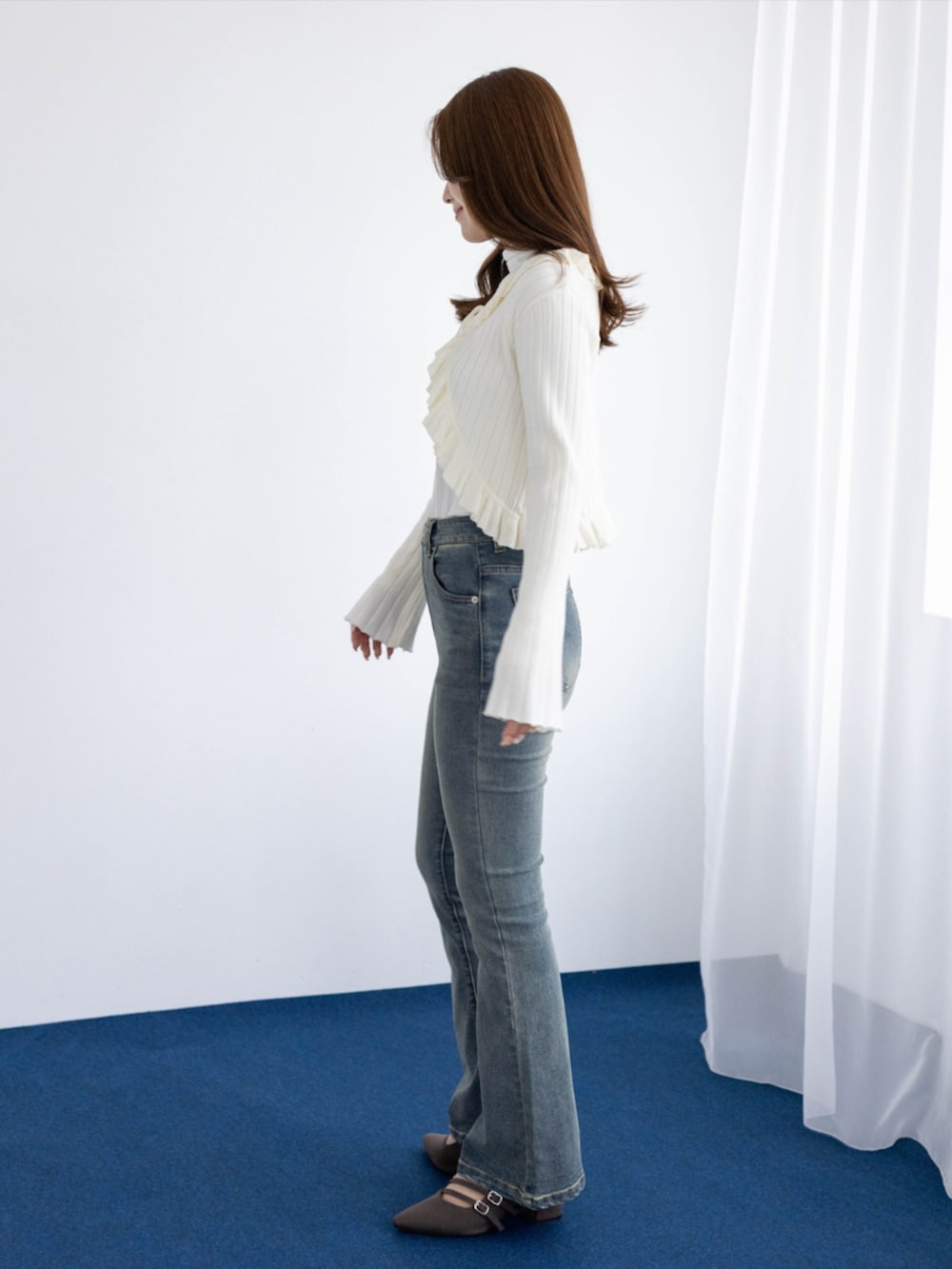ブルー系のデニムパンツ、ホワイト系のTシャツ/カットソー、ブラウン系のパンプスを着用したレディースの秋コーディネートの2枚目の写真