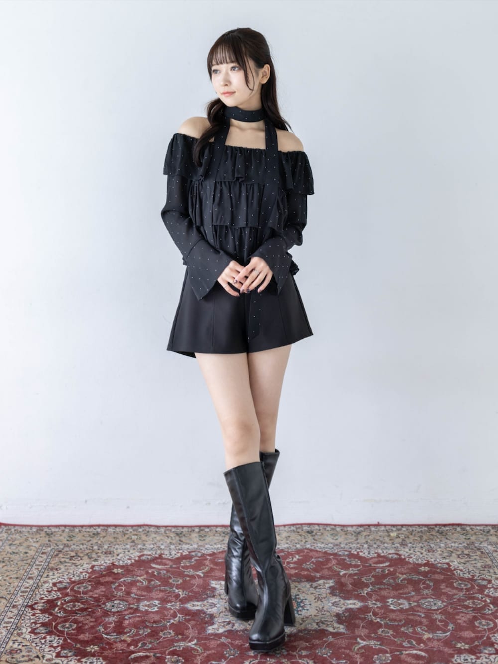 ブラック系のその他パンツ、ブラック系のシャツ/ブラウスを着用したレディースの夏コーディネートの2枚目の写真