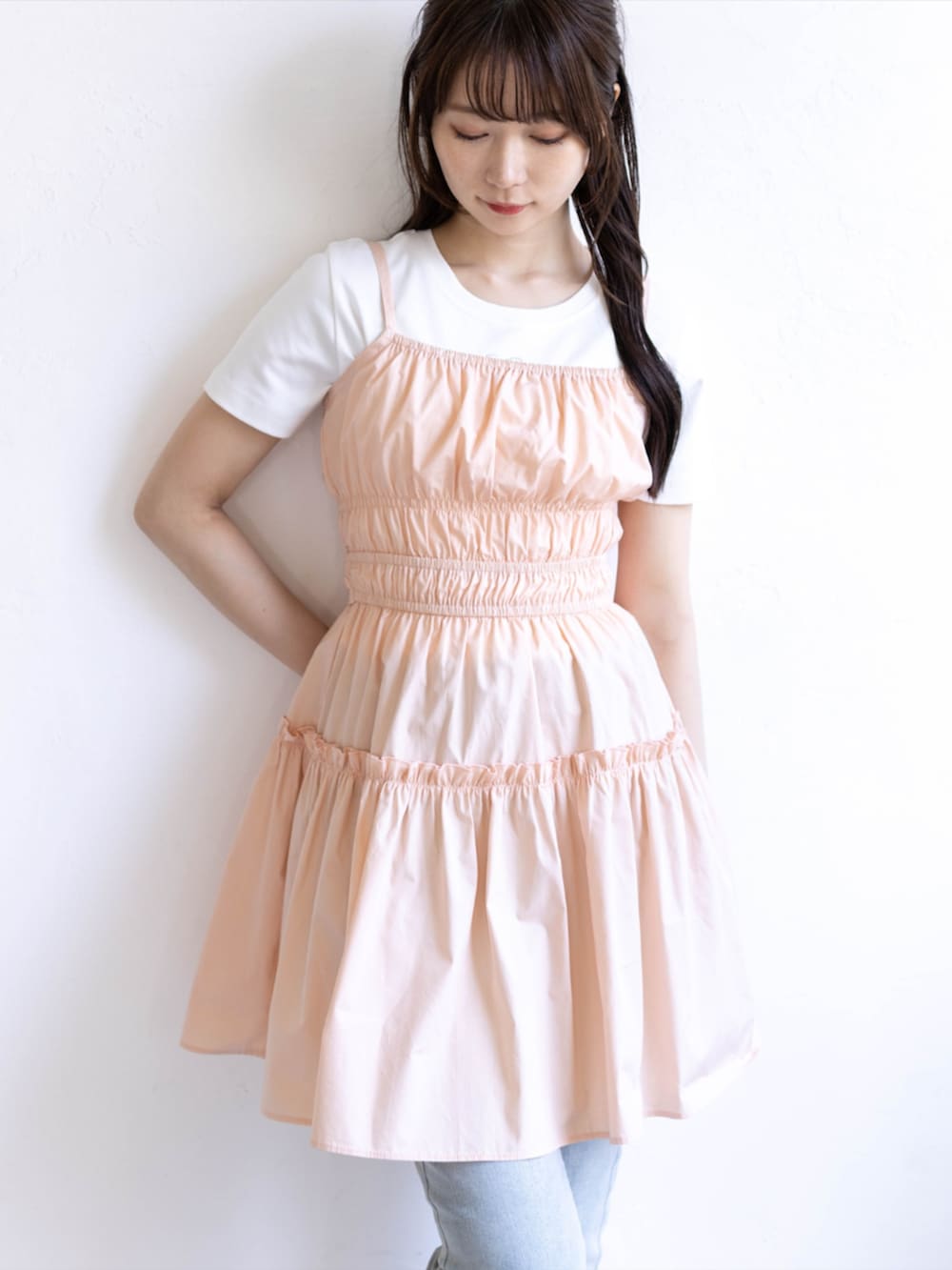 ブルー系のデニムパンツ、ホワイト系のサンダル、ピンク系のワンピースを着用したレディースの夏コーディネートの8枚目の写真