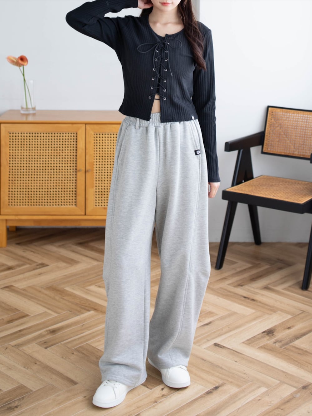 ゴールド系のスニーカー、グレー系のスウェットパンツ、ブラック系のTシャツ/カットソーを着用したレディースの夏コーディネートの3枚目の写真