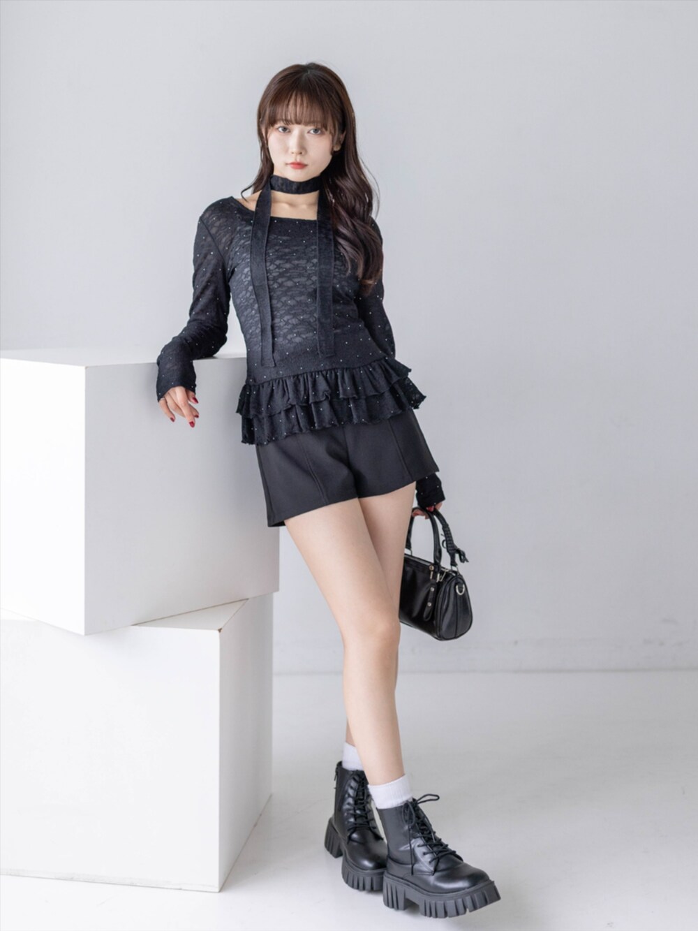 ブラック系のブーツ、ブラック系のその他パンツ、ブラック系のハンドバッグを着用したレディースの春コーディネートの2枚目の写真