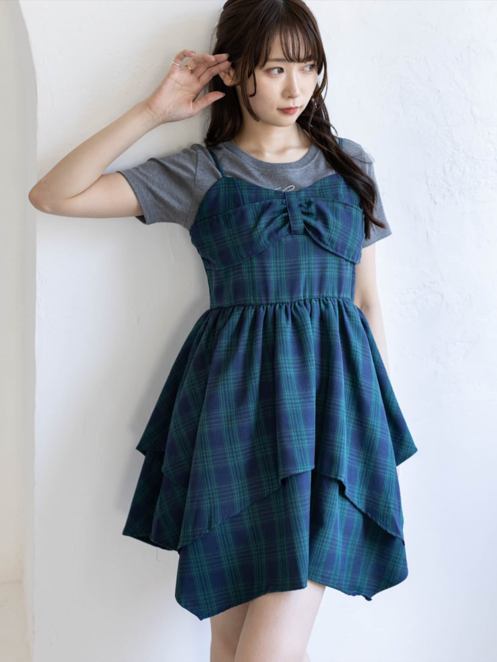 グリーン系のワンピース、ブラック系のブーツ、グレー系のTシャツ/カットソーを着用したレディースの夏コーディネートの9枚目の写真