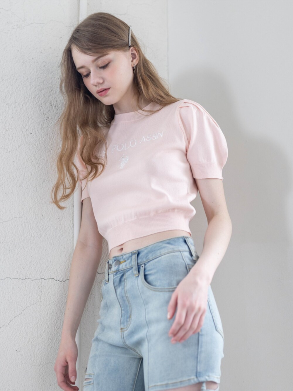ブルー系のデニムパンツ、シルバー系のサンダル、ピンク系のニット/セーターを着用したレディースの夏コーディネートの5枚目の写真