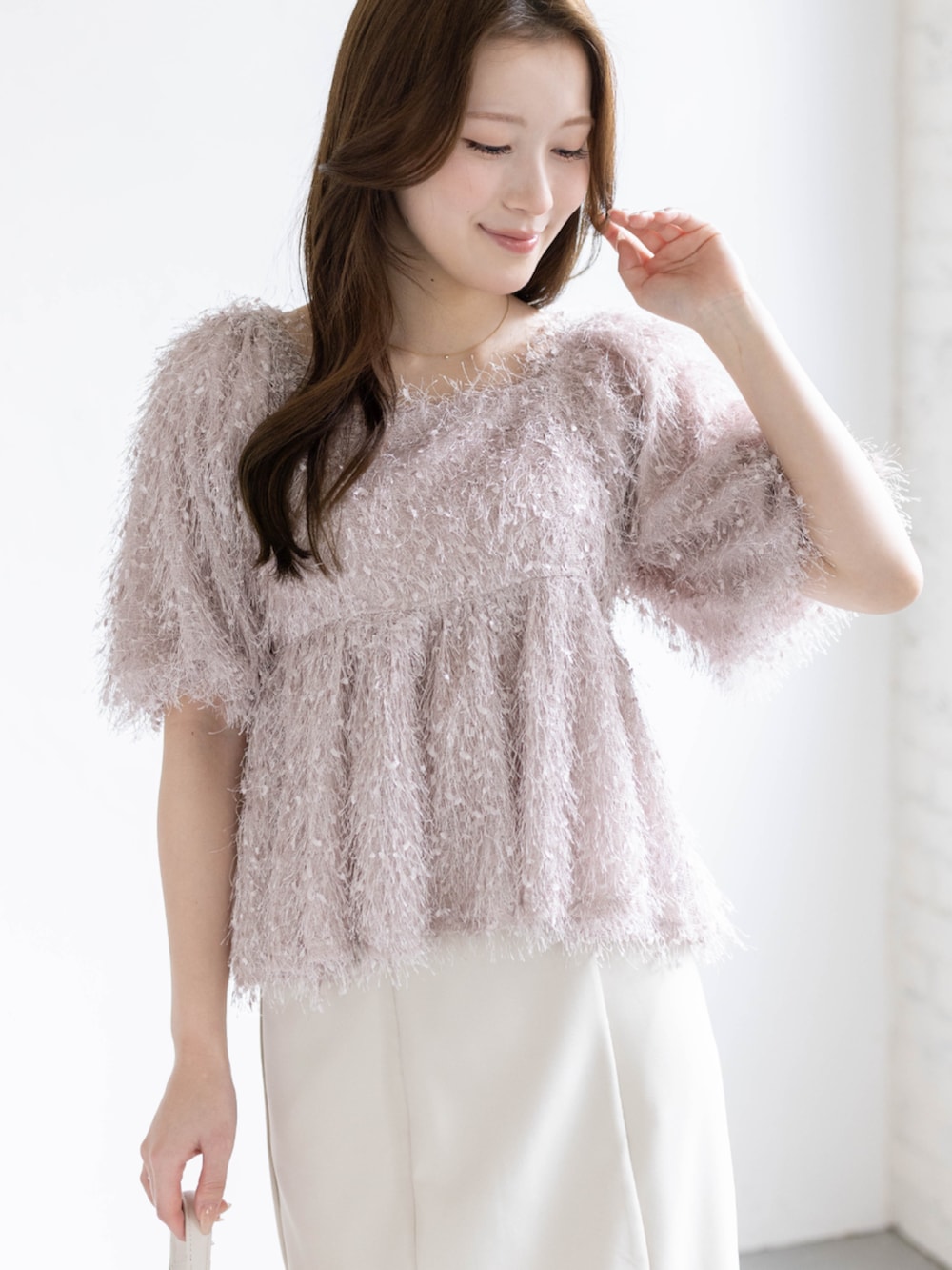 ホワイト系のスカート、ホワイト系のハンドバッグ、ホワイト系のパンプスを着用したレディースの春コーディネートの6枚目の写真