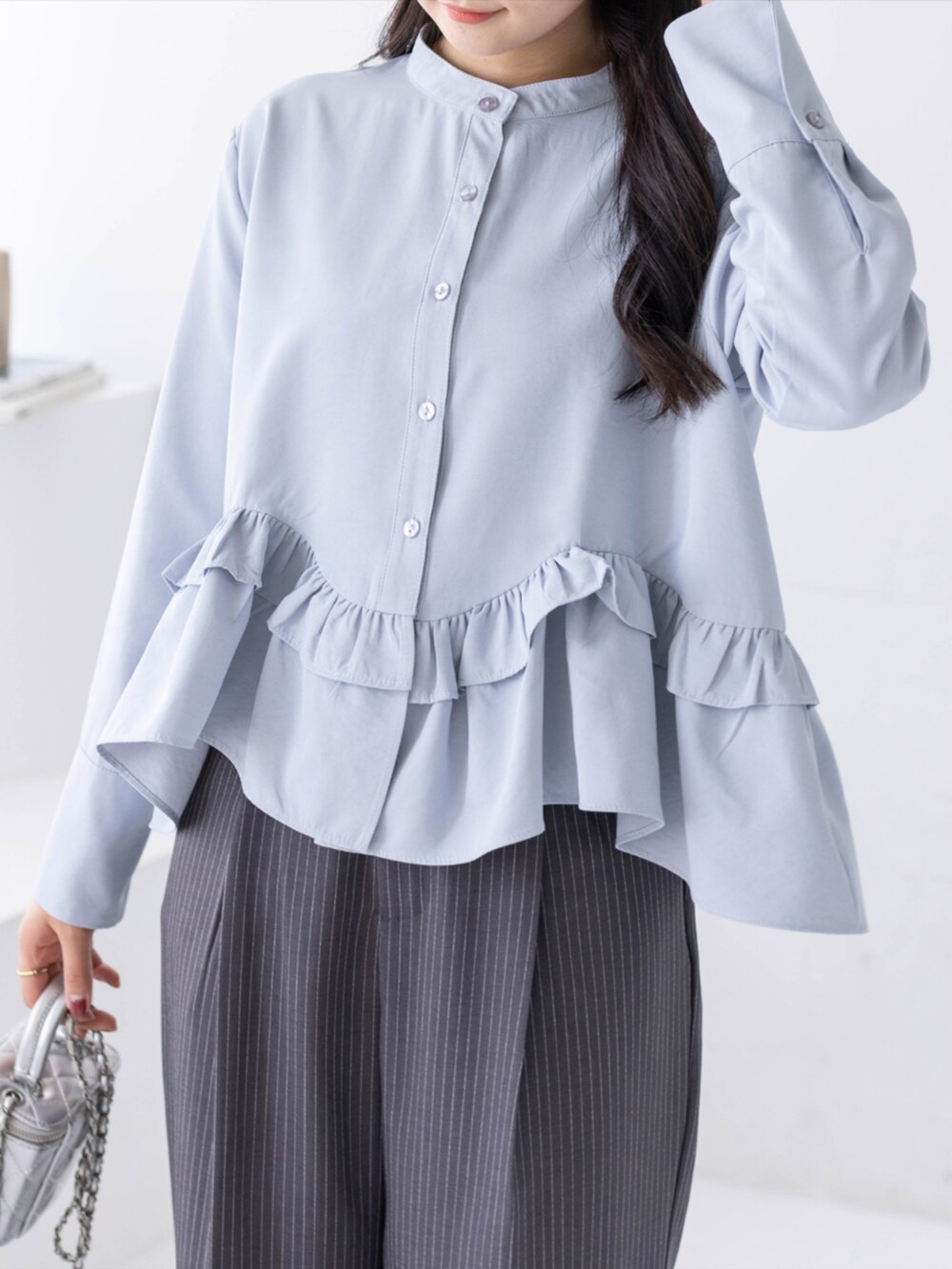 シルバー系のパンプス、グレー系のスラックス、ブルー系のシャツ/ブラウスを着用したレディースの春コーディネートの4枚目の写真