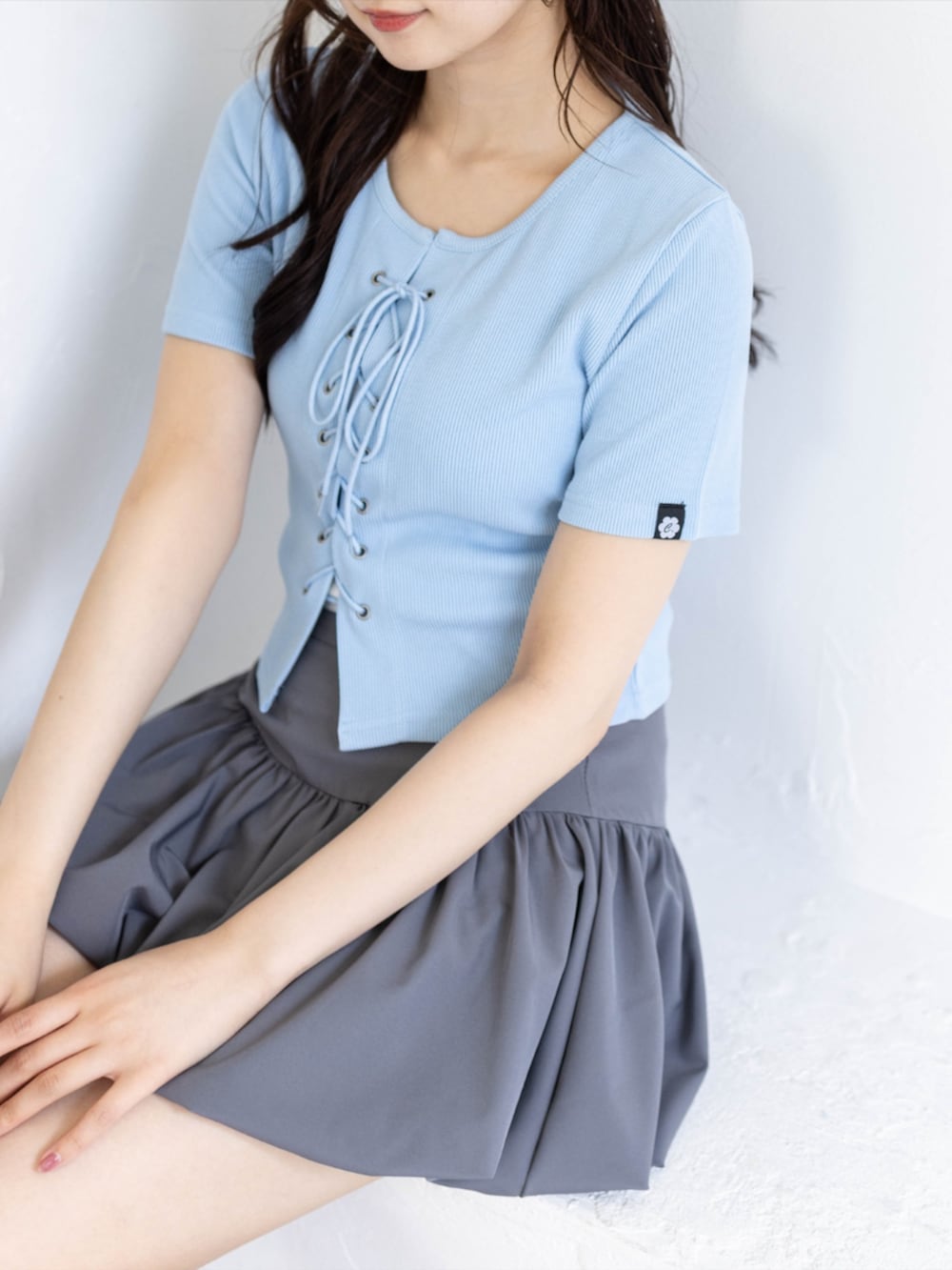 ブラック系のブーツ、グレー系のスカート、ブルー系のTシャツ/カットソーを着用したレディースの夏コーディネートの9枚目の写真