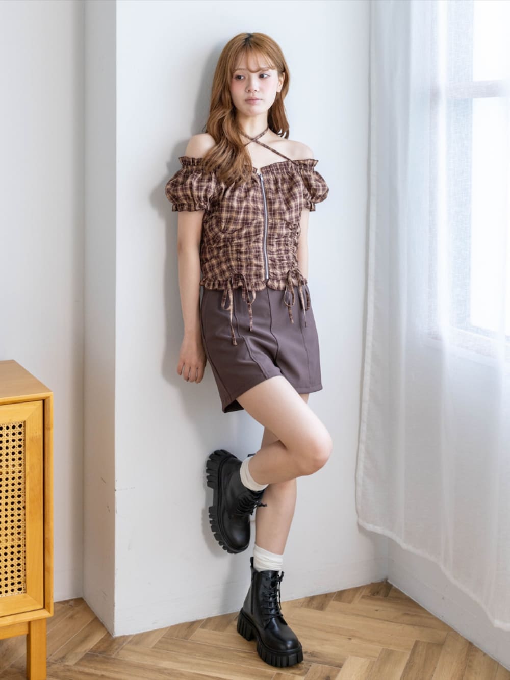 ブラック系のブーツ、ブラウン系のその他パンツ、ブラウン系のシャツ/ブラウスを着用したレディースの夏コーディネートの2枚目の写真