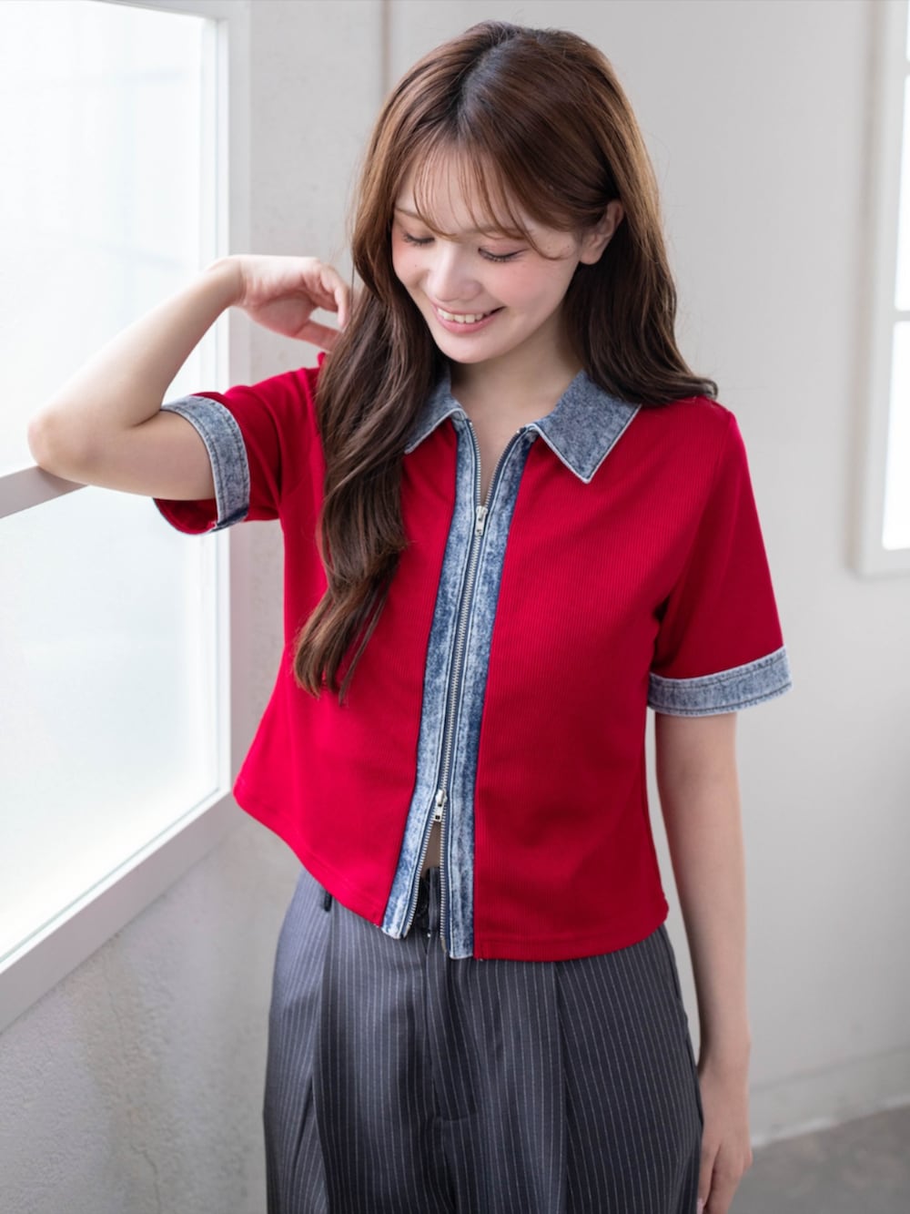 グレー系のスラックス、レッド系のTシャツ/カットソーを着用したレディースの春コーディネートの4枚目の写真