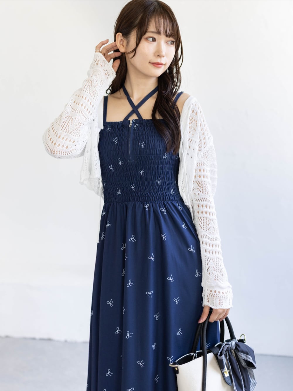 シルバー系のサンダル、ホワイト系のニット/セーター、ブルー系のワンピースを着用したレディースの夏コーディネートの6枚目の写真