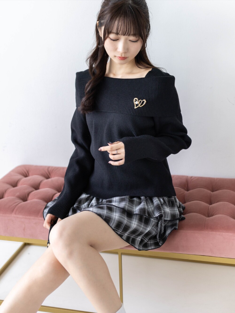 ブラック系のスカート、ブラック系のパンプス、ブラック系のニット/セーターを着用したレディースの秋コーディネートの5枚目の写真