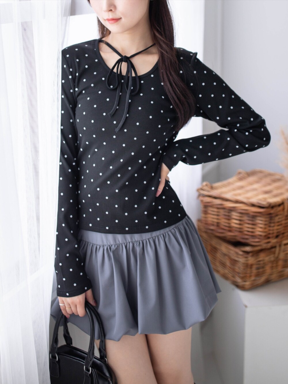 グレー系のスカート、ブラック系のブーツ、ブラック系のTシャツ/カットソーを着用したレディースの秋コーディネートの6枚目の写真