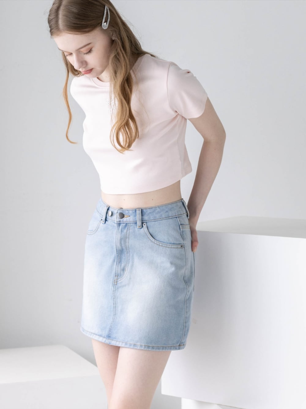 ピンク系のTシャツ/カットソー、ブルー系のデニムスカート、ピンク系のスニーカーを着用したレディースの夏コーディネートの7枚目の写真