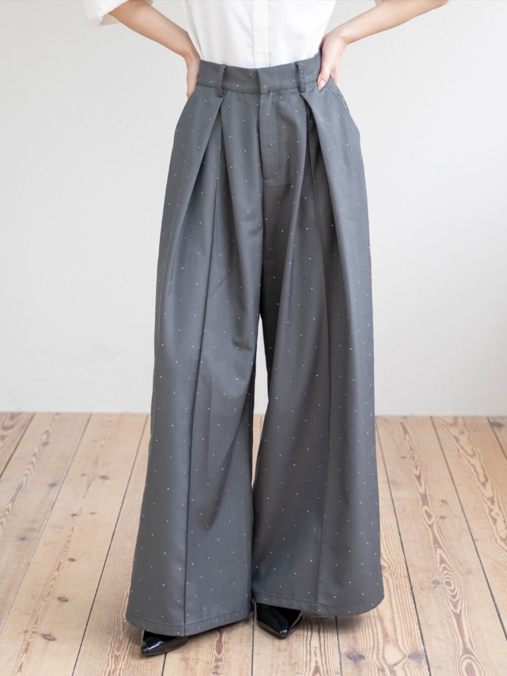 ブラック系のパンプス、グレー系のその他パンツ、ホワイト系のシャツ/ブラウスを着用したレディースの春コーディネートの4枚目の写真