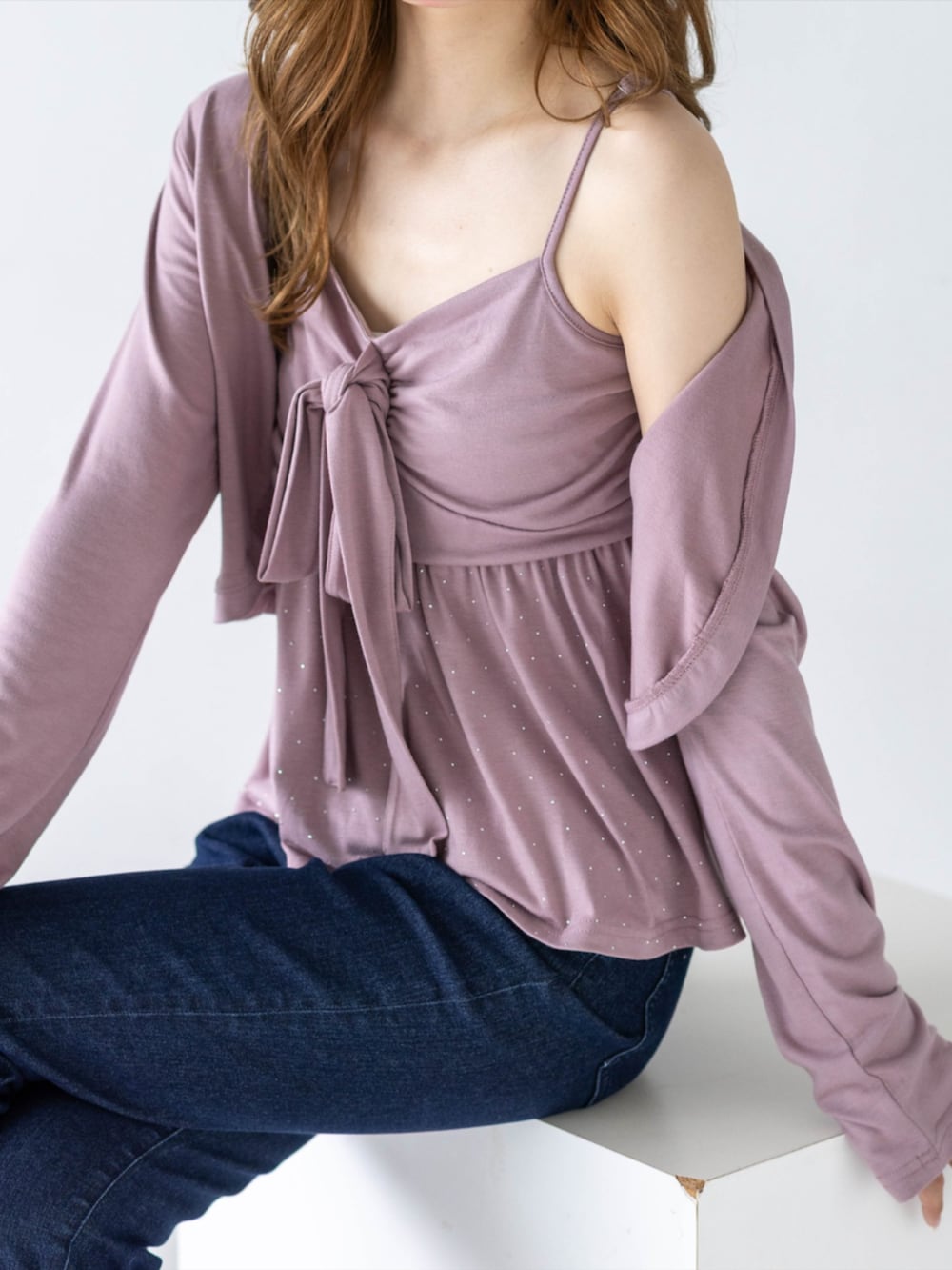 シルバー系のパンプス、ブルー系のデニムパンツ、ピンク系のTシャツ/カットソーを着用したレディースの夏コーディネートの9枚目の写真