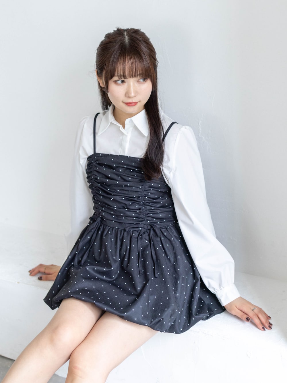 ブラック系のブーツ、ホワイト系のショルダーバッグ、ホワイト系のシャツ/ブラウスを着用したレディースの春コーディネートの3枚目の写真