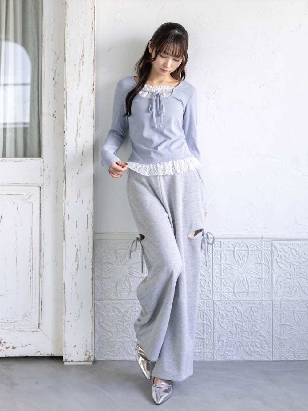 シルバー系のパンプス、グレー系のスウェットパンツ、グレー系のTシャツ/カットソーを着用したレディースの秋コーディネートの2枚目の写真