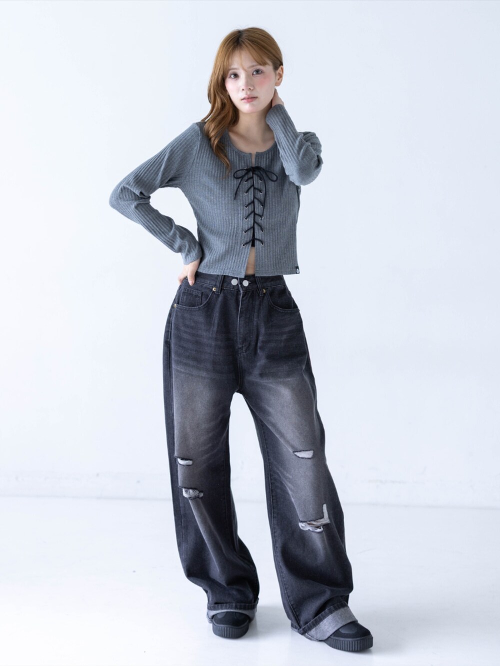 ブラック系のスニーカー、ブラック系のデニムパンツ、グレー系のTシャツ/カットソーを着用したレディースの夏コーディネートの2枚目の写真