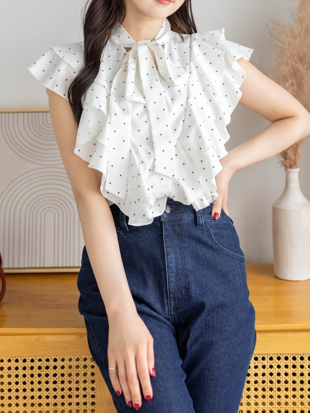 レッド系のパンプス、ブルー系のデニムパンツ、ホワイト系のシャツ/ブラウスを着用したレディースの夏コーディネートの7枚目の写真