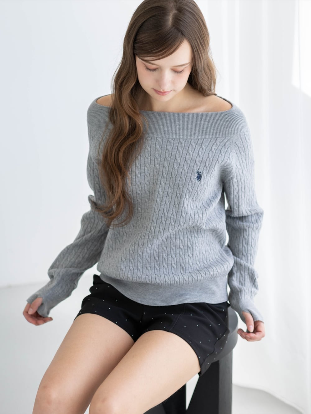 ブラック系のその他パンツ、ブラック系のパンプス、グレー系のニット/セーターを着用したレディースの秋コーディネートの8枚目の写真