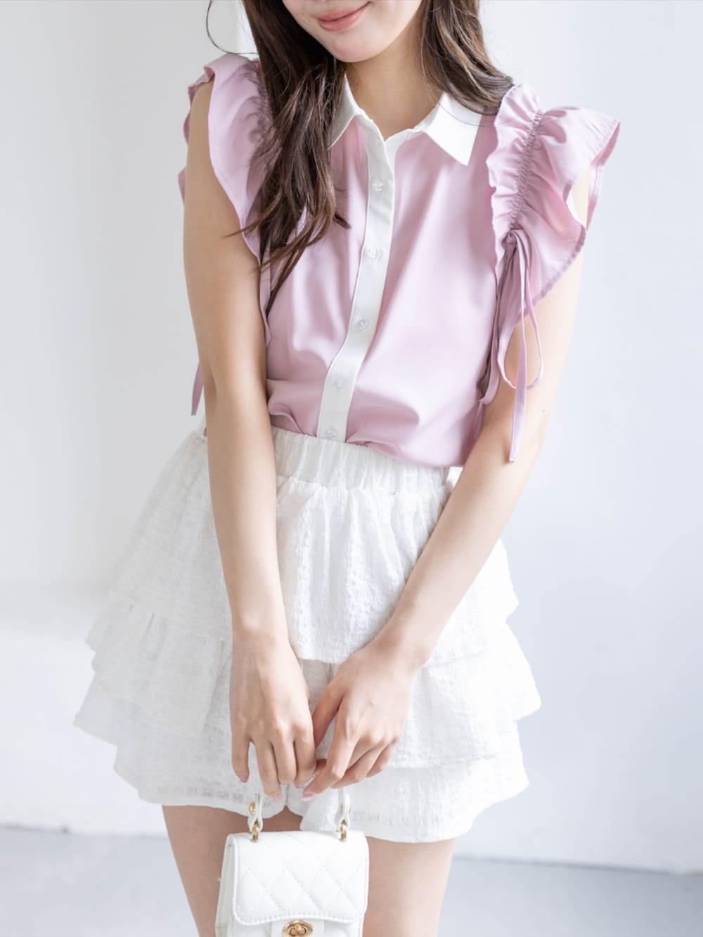 ホワイト系のその他パンツ、ホワイト系のパンプス、ピンク系のシャツ/ブラウスを着用したレディースの夏コーディネートの6枚目の写真