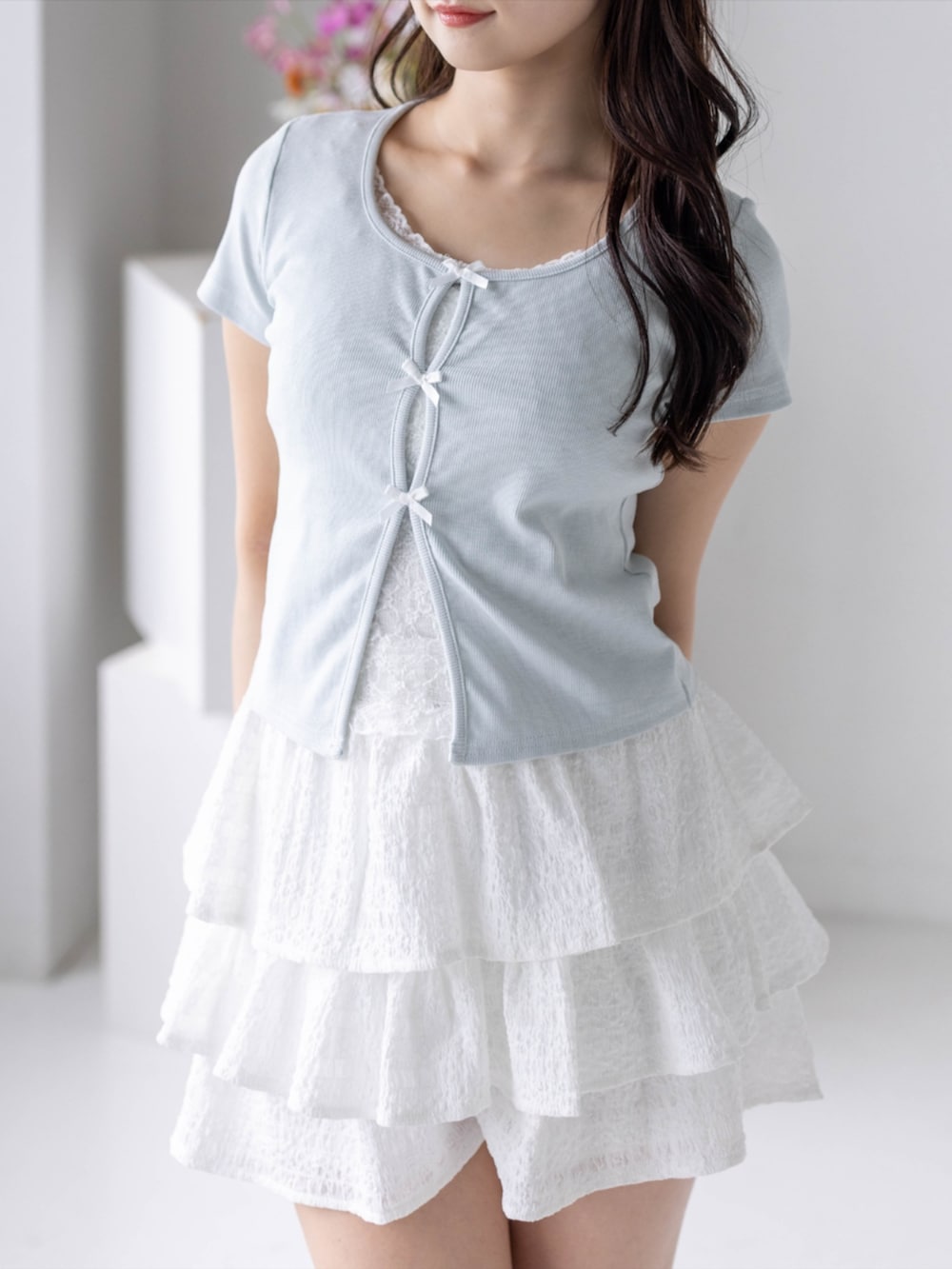 ホワイト系のその他パンツ、ホワイト系のパンプス、ブルー系のTシャツ/カットソーを着用したレディースの春コーディネートの4枚目の写真
