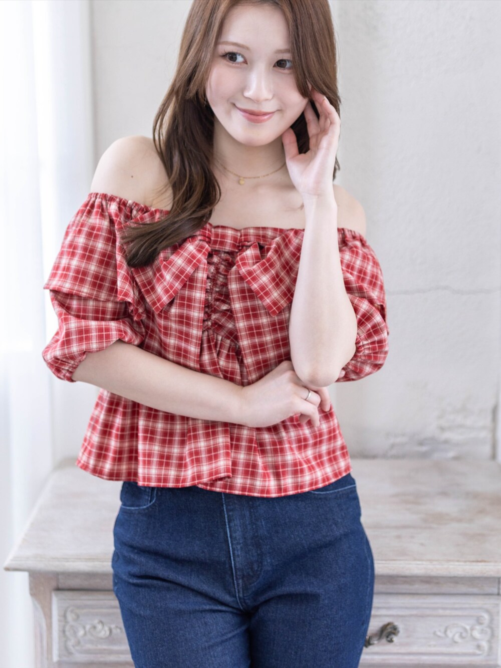レッド系のパンプス、レッド系のシャツ/ブラウス、ブルー系のデニムパンツを着用したレディースの春コーディネートの3枚目の写真