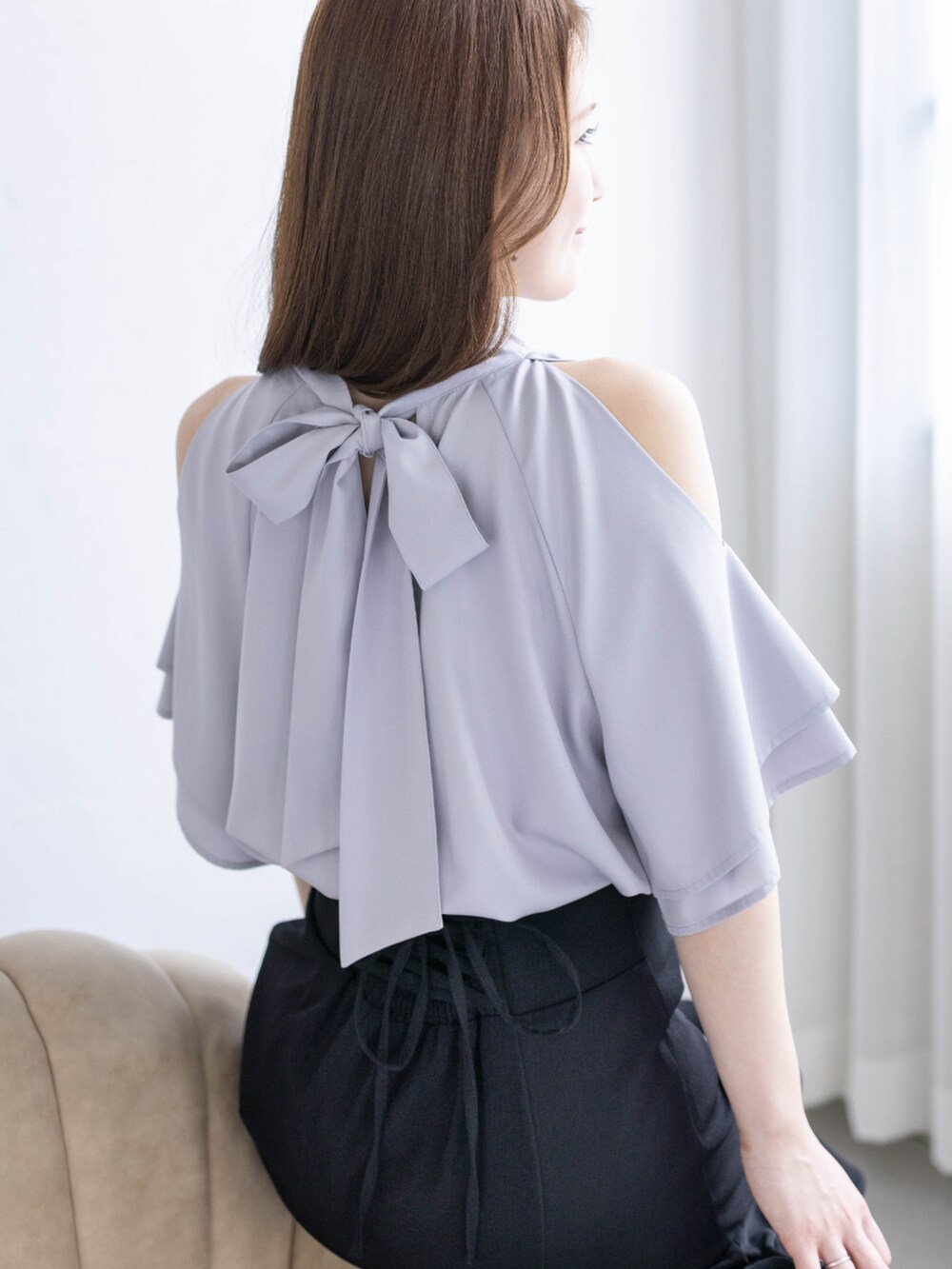 ブラック系のパンプス、グレー系のシャツ/ブラウス、ブラック系のハンドバッグを着用したレディースの春コーディネートの9枚目の写真