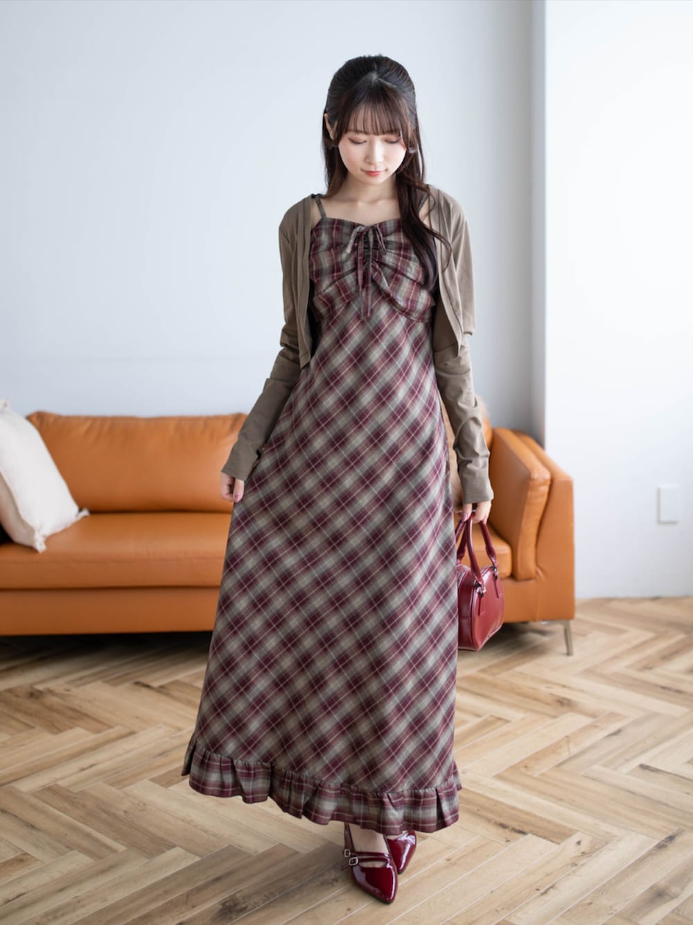 レッド系のパンプス、ブラウン系のカーディガン/ボレロ、レッド系のワンピースを着用したレディースの夏コーディネートの5枚目の写真