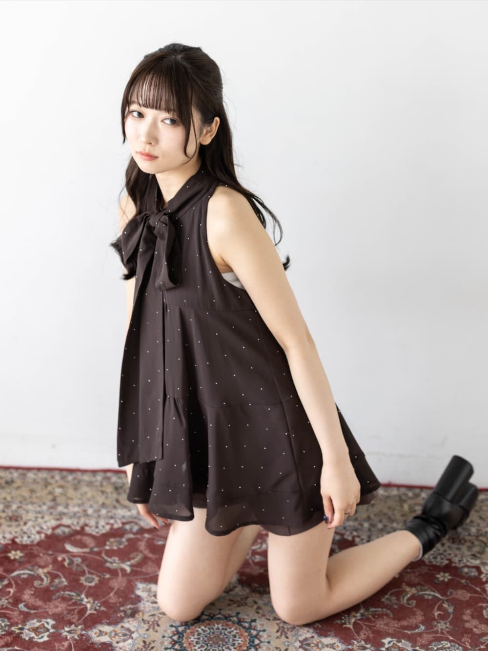 ブラウン系のその他パンツ、ブラウン系のシャツ/ブラウスを着用したレディースの夏コーディネートの5枚目の写真