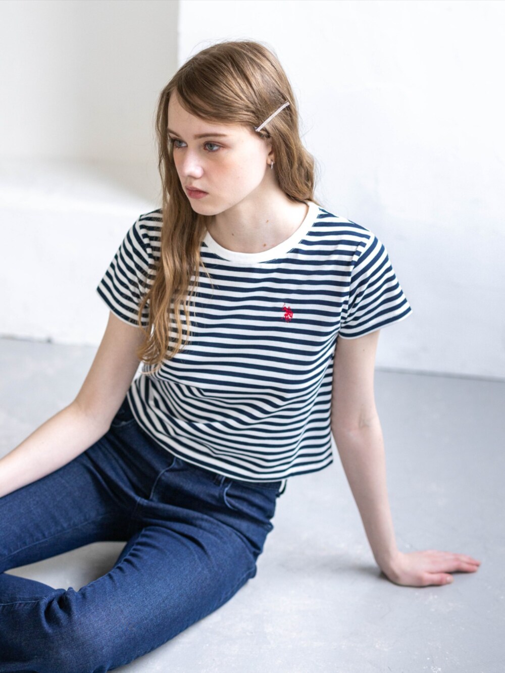 レッド系のサンダル、ブルー系のデニムパンツ、ホワイト系のTシャツ/カットソーを着用したレディースの夏コーディネートの3枚目の写真